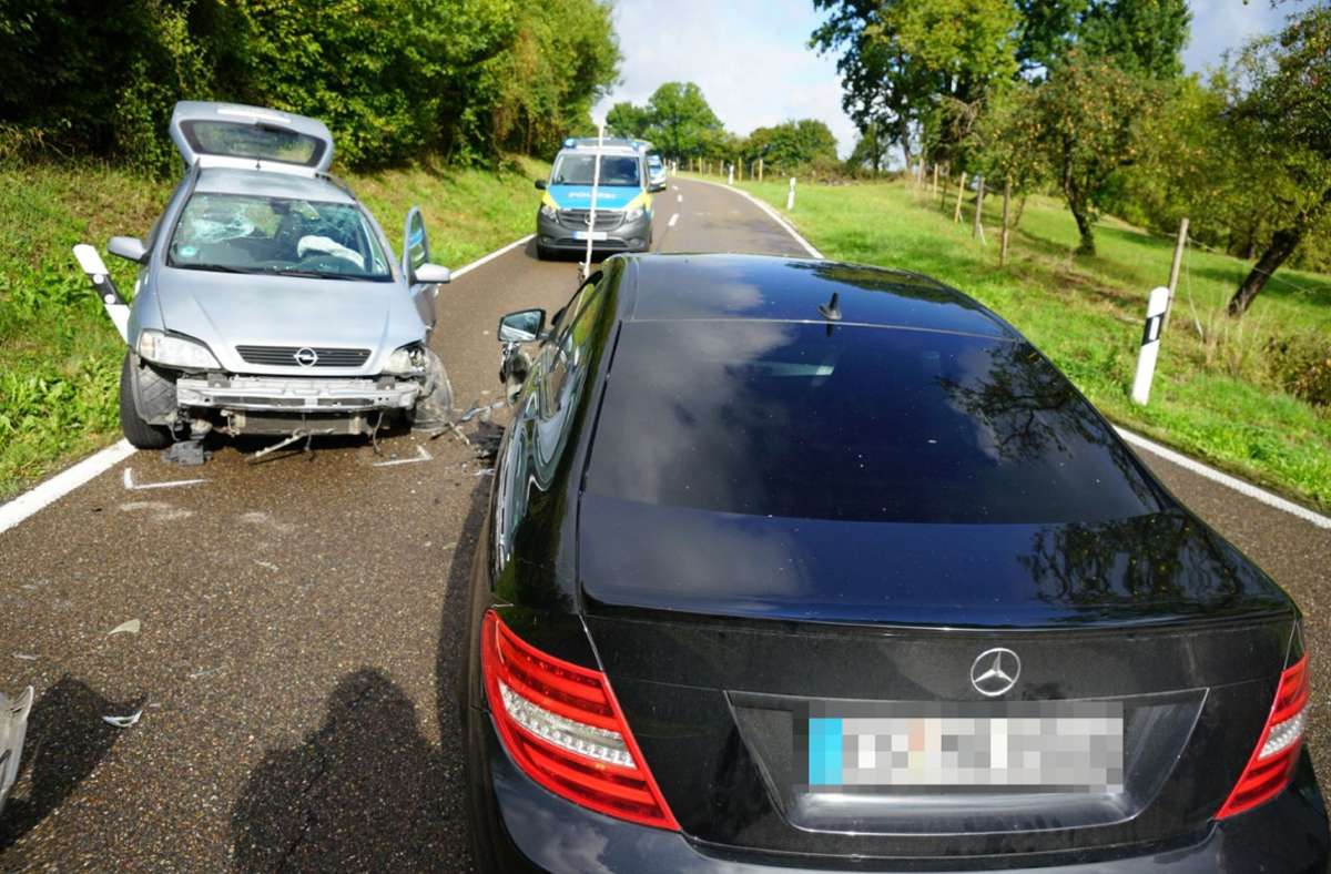 Der Schaden an den beiden Autos beläuft sich auf etwa 20.000 Euro.