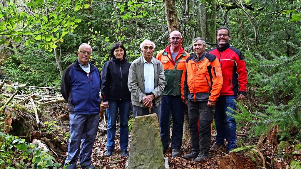  Nach dem Orkan Lothar im Jahr 1999 war ein Denkmal verschwunden, das an den 1940 verunglückten Forstarbeiter Karl Liebrich erinnert. Jetzt ist der Gedenkstein wieder gefunden und aufgestellt worden. 