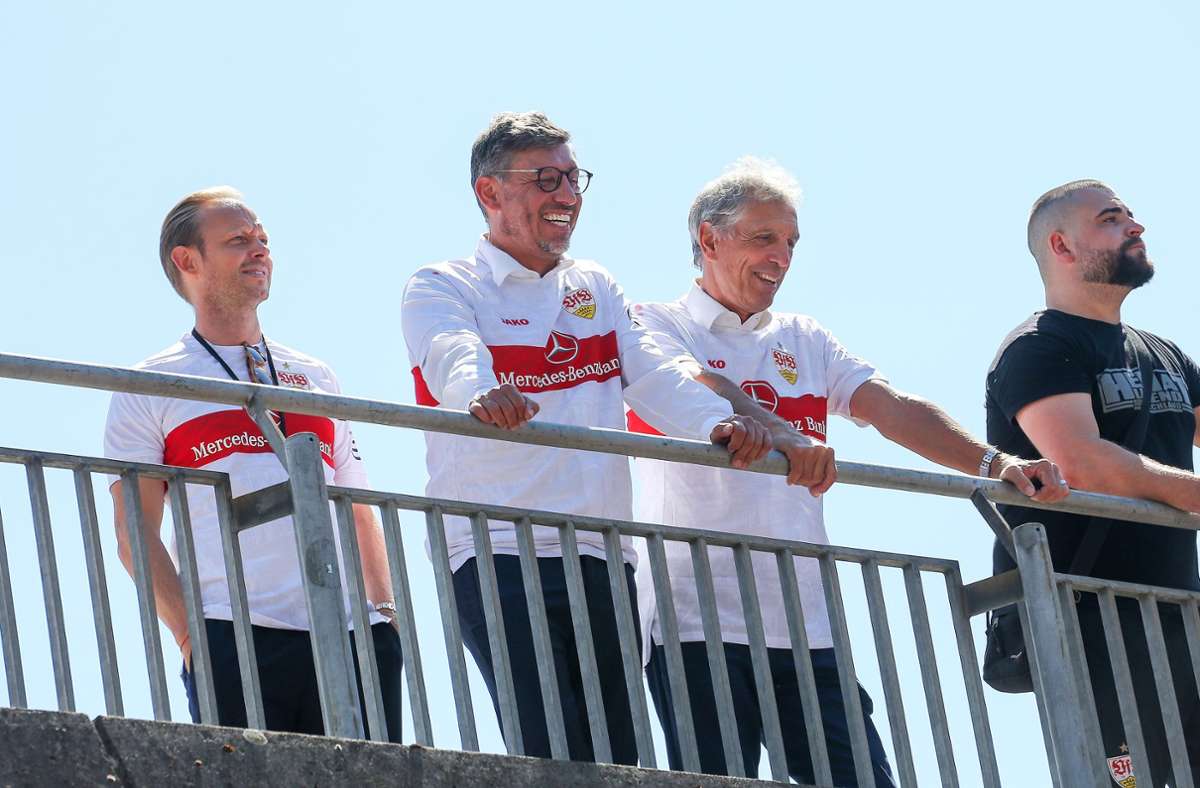 Von der VfB-Führungsriege war unter anderem Präsident Claus Vogt (Zweiter von links) und Rainer Adrion (Zweiter von rechts) dabei.
