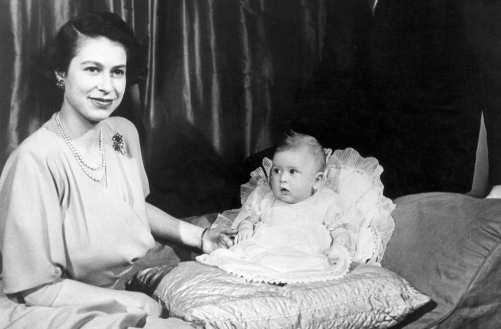 14. November 1948: Thronfolger Prinz Charles wird geboren. Mit Anne, Andrew und Edward bekommt Elizabeth später noch drei weitere Kinder.