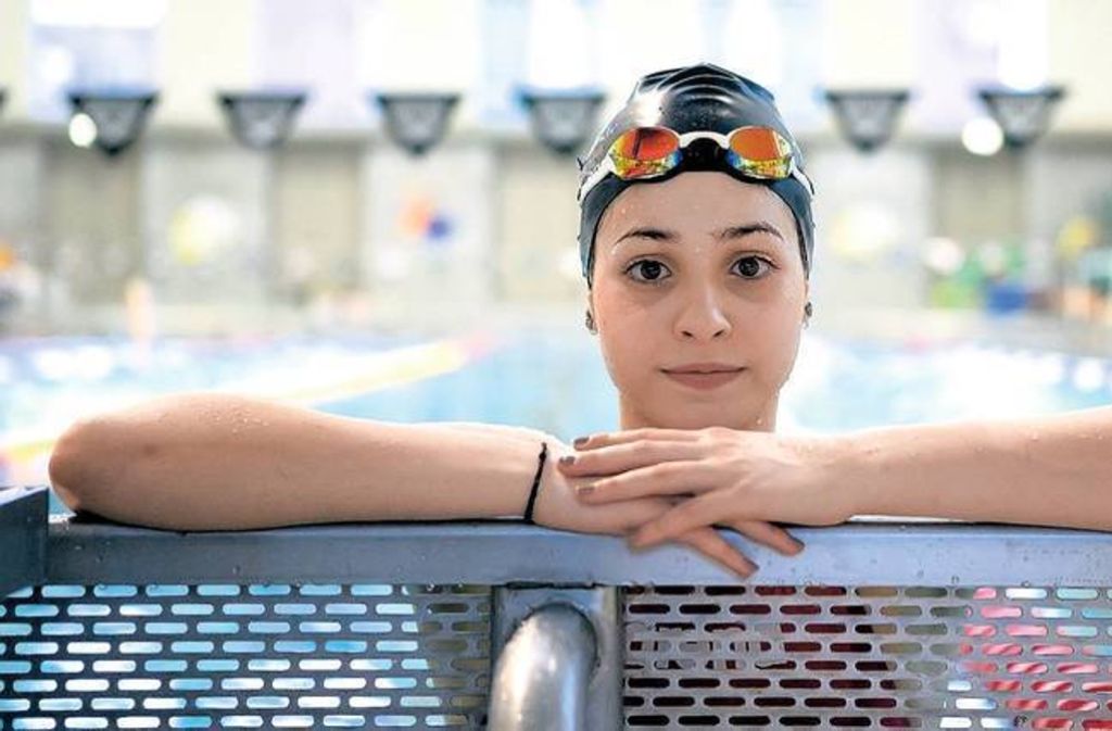 Die 18 jährige Schwimmerin Yusra Mardini wurde 1998 in Syrien geboren. Sie war 2016 Mitglied des olympischen Flüchtlingsteams. Heute lebt sie in Deutschland.