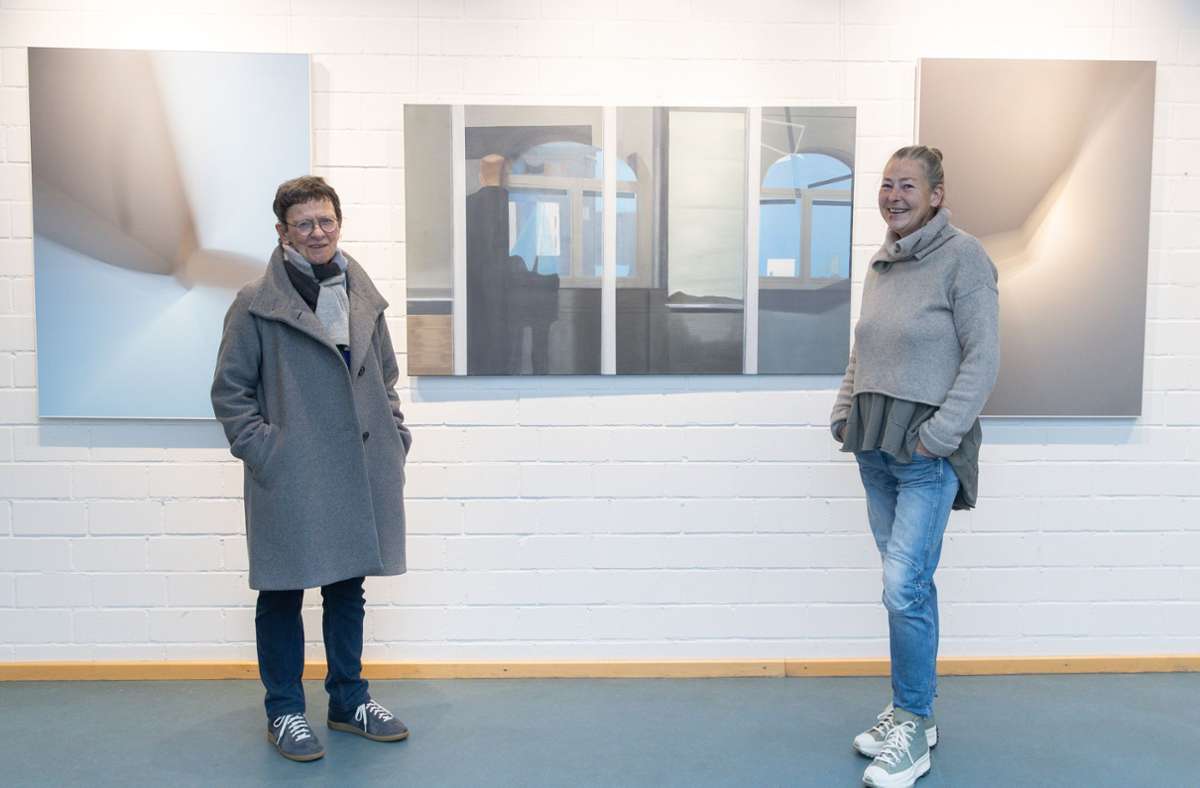 Andrea Eitel (links) zeigt in Herrenberg Menschen und Architektur (Bildmitte), die von den abstrakten Fotografien Vera Reschkes geradezu kongenial begleitet werden.