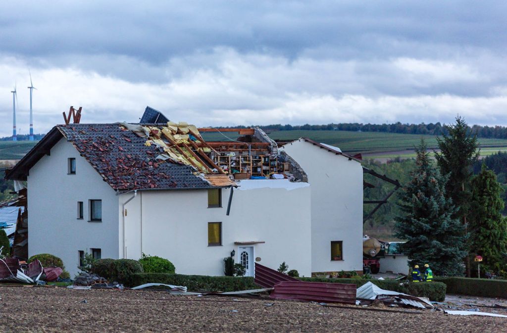 In Nieder-Olm (Rheinland-Pfalz) wurde ein Dach abgedeckt.