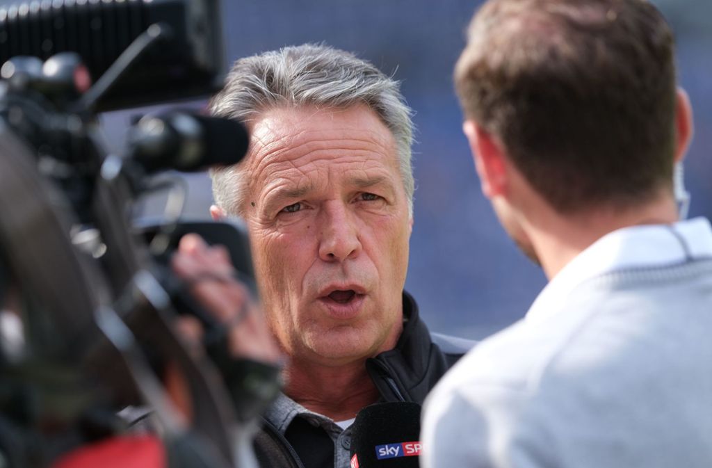Der Trainer – Uwe Neuhaus ist seit 10. Dezember 2018 Chefcoach in Bielefeld, nachdem er am selben Tag seinen Vertrag bei Dynamo Dresden aufgelöst hatte. Zuvor war er für den 1. FC Union Berlin (2007 – 2014), Rot-Weiss Essen (2005 – 2006), Borussia Dortmund (1998 – 2004 als Co-Trainer) verantwortlich. Der ehemalige Abwehrspieler beendete seine Karriere bei der SG Wattenscheid 09, für die er zwischen 1989 und 1995 155 Spiele in der zweiten Liga und der Bundesliga bestritt – und dann als Trainer den Zweitligisten übernahm und mit der SG abstieg. Der 59-Jährige ist gelernter Elektriker und hat vor seiner Profikarriere als Anlageninstallateur und Hubschraubermechaniker gearbeitet. „Für mich ist eines der wichtigsten Dinge zu wissen, wo man herkommt. Die Bindung dazu darf man nie verlieren“, sagt Neuhaus.