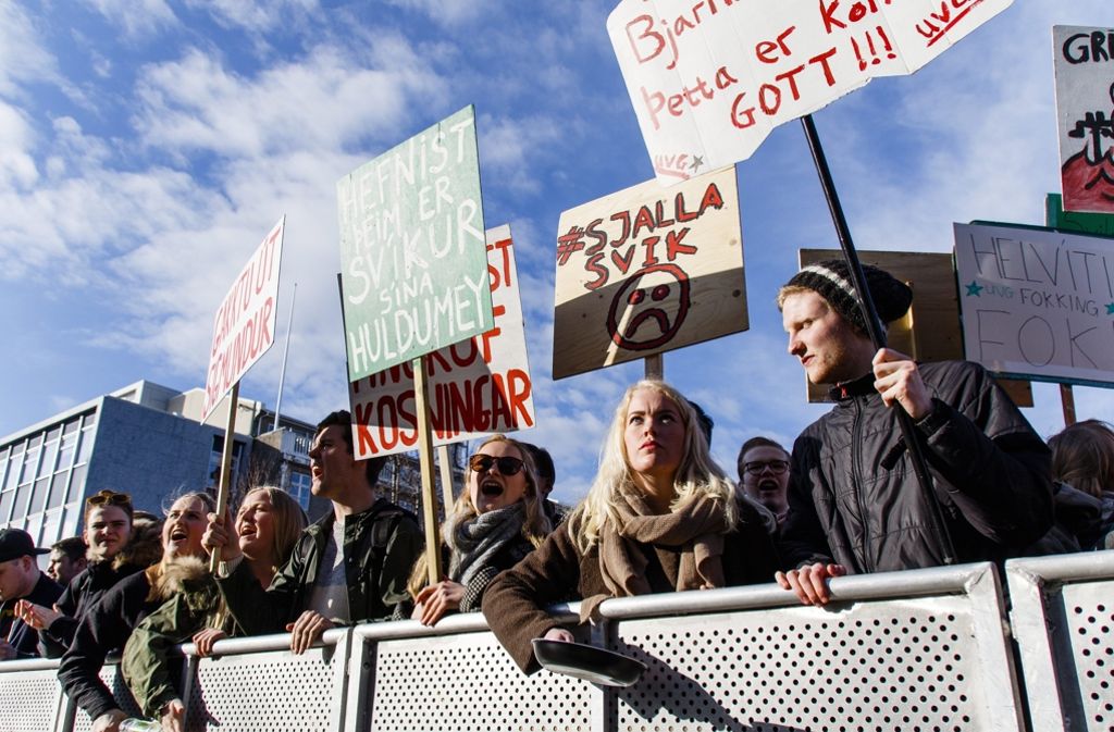 Bei den Protesten vor dem Parlament in der Hauptstadt Reykjavik forderten sie Gunnlaugssons Rücktritt und Neuwahlen.