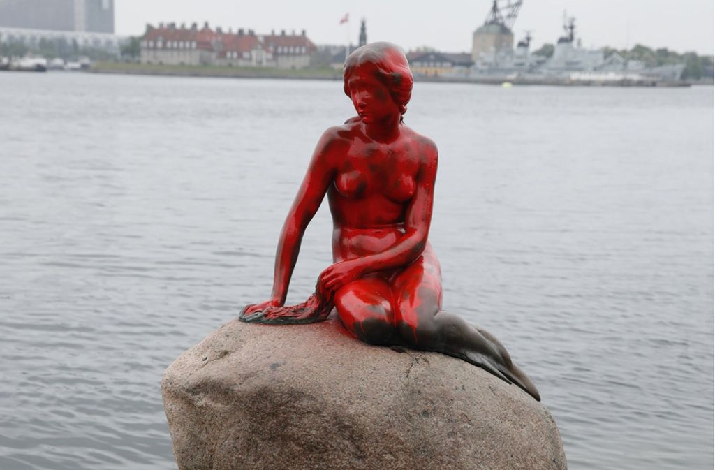 Rot sei  die Farbe des Todes, heißt es irgendwo in Jesper Steins Dänen-Krimi „Aisha“. Passend dazu die –  2017  von protestierenden Tierschützern –  angemalte Kleine Meerjungfrau. Foto: dpa