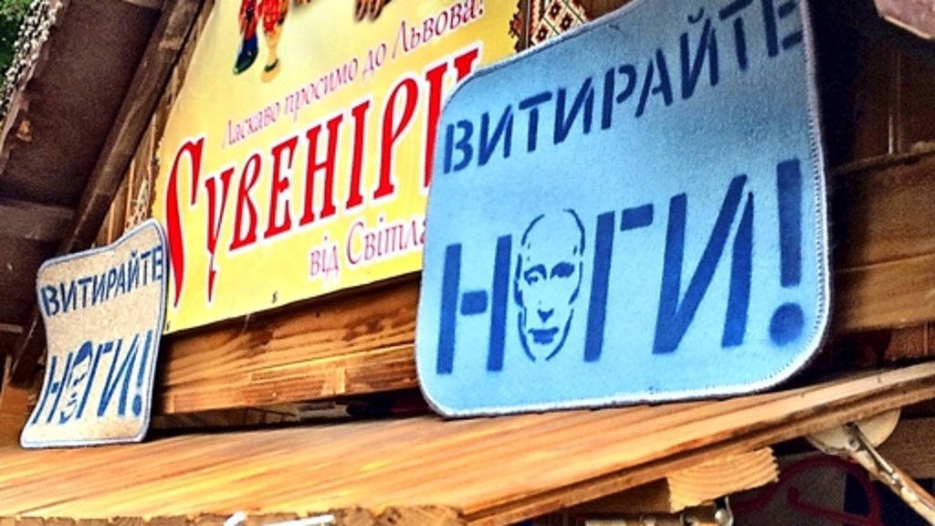  Kreative und geschäftstüchtige Menschen in der Ukraine schlagen aus der Revolution Profit. Nur mangelt es an Touristen, die Accessoires mit dem Haupt des Kreml-Chefs Putin kaufen, hat unser Korrespondenten Knut Krohn festgestellt. 