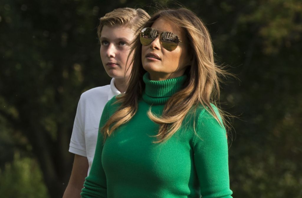 Melania Trump in grünem Rolli und mit Pilotenbrille.