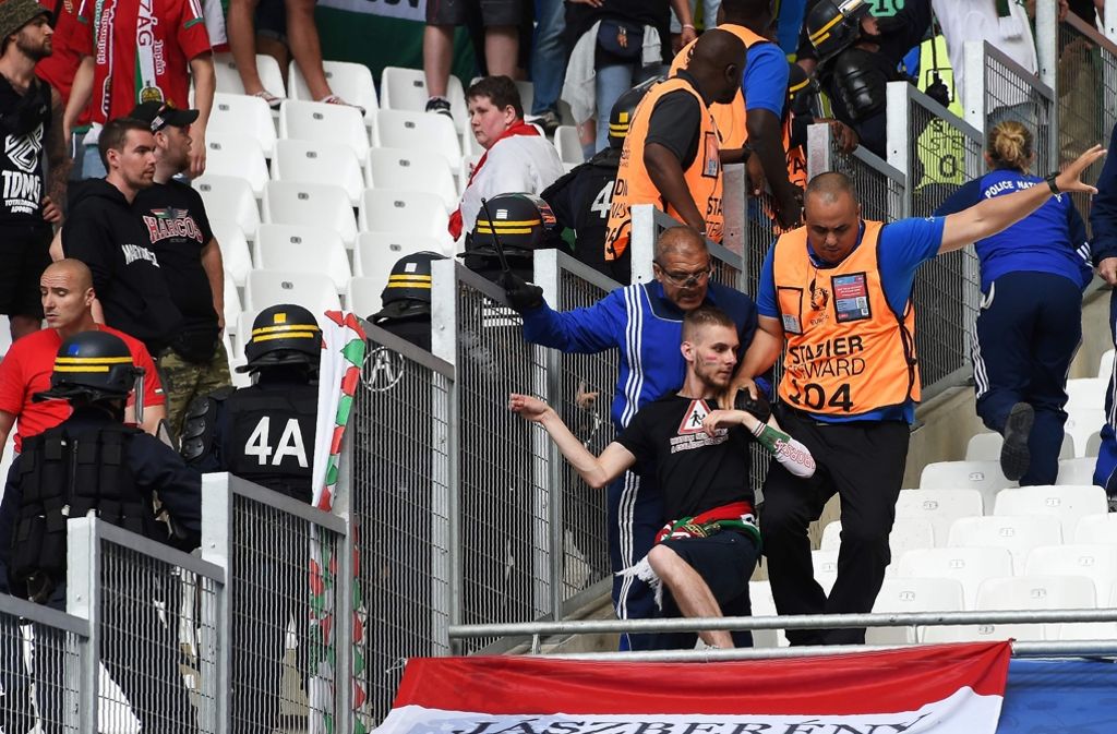 Vor dem EM-Spiel zwischen Ungarn und Island ist es im Stade Velodrome in Marseille zu Schlägereien auf der Tribüne gekommen.