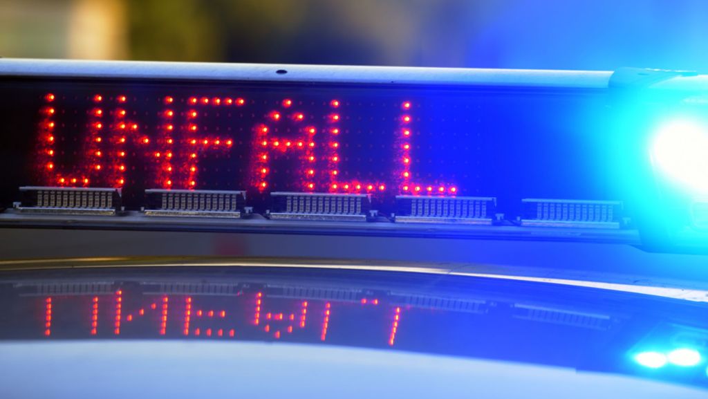 Unfall im Kreis Ludwigsburg: Zwei Autos kollidieren – Mann  im Auto eingeklemmt