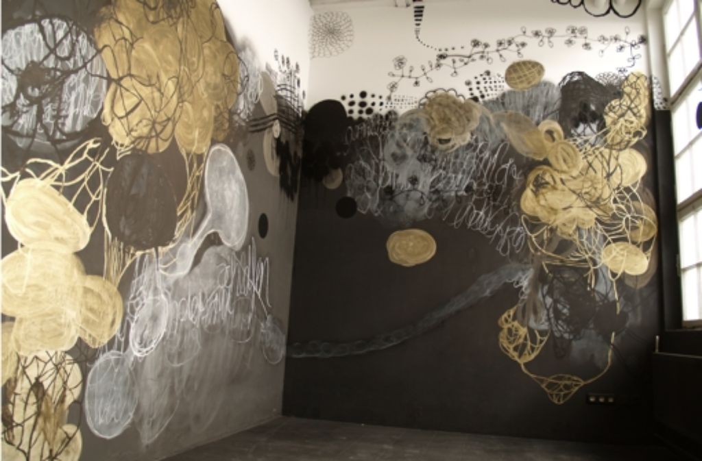 Manche Ateliers gleichen Gesamtkunstwerken, wie etwa jenes von Ea Bertrams, die die Wände mit ihrer Lieblingsfarbe bemalt hat: Schwarz.