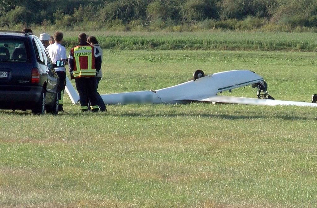 Eine Person starb beim Absturz des Segelflugzeugs in Hockenheim.