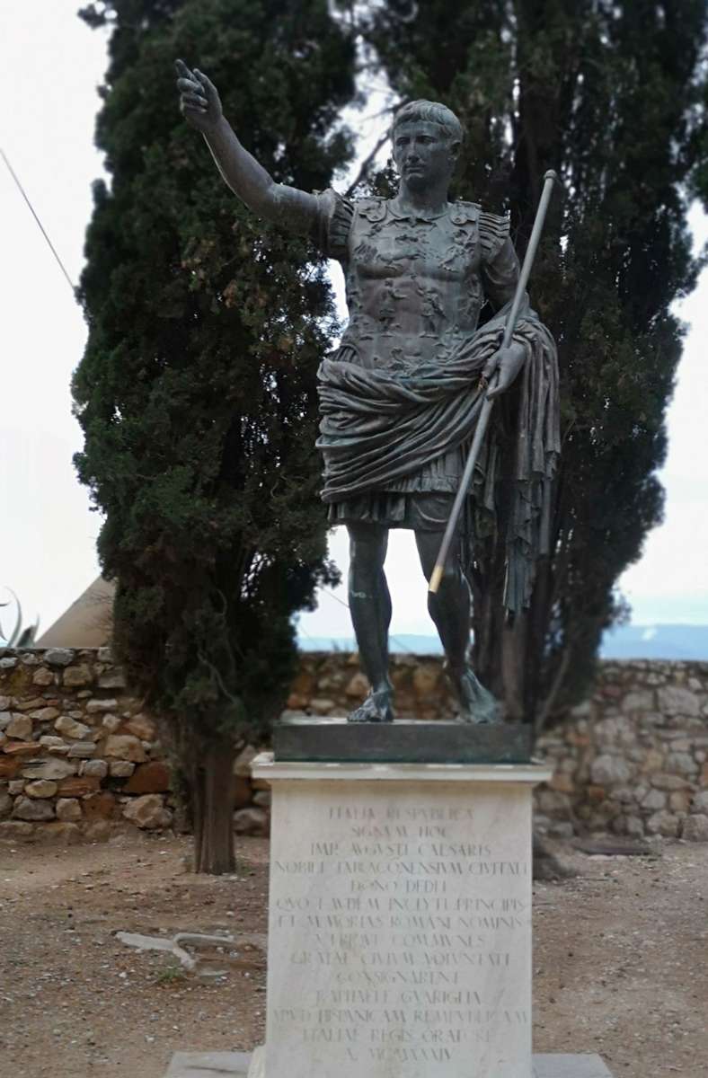 Kaiser Augustus regierte von Tarragona aus das Römische Reich: Eine Plastik eines römischen Kaisers aus Metall auf einem Sockel aus Stein.