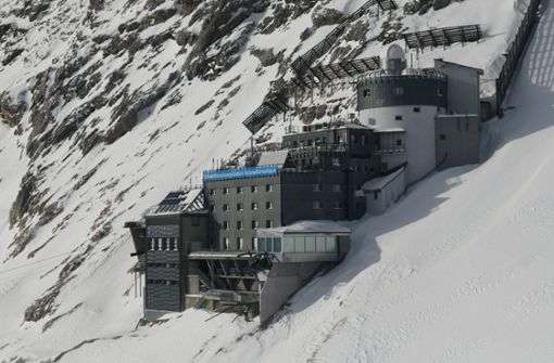 Schnee liegt um Deutschlands höchstgelegenen Umweltforschungsstation Schneefernerhaus auf der Zugspitze. Der Ausbruch des Ätna ist auch auf der Zugspitze messbar gewesen. Foto: Angelika Warmuth/dpa