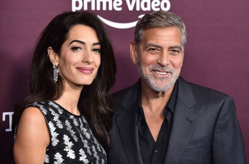 George Clooney  und seine Frau Amal Clooney posieren glücklich auf dem roten Teppich.  Sie war schon einige Monate nicht mehr bei öffentlichen Auftritten zu sehen. Foto: AFP/LISA OCONNOR
