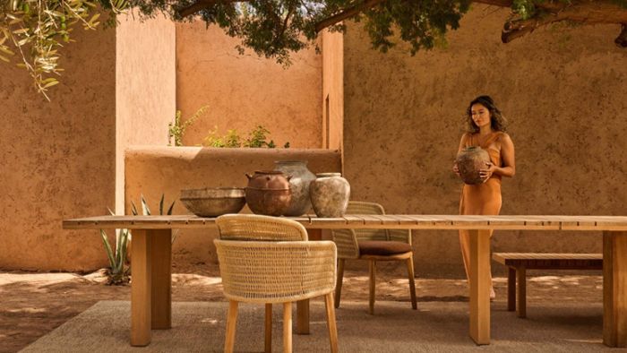 Natural Beauty: Die neue Kollektion „Suro“ von Tribù vereint die Schönheit von minimalistischen Teakholz-Tischen mit sanft geschwungenen Sesseln aus geflochtenem Seilgewebe.