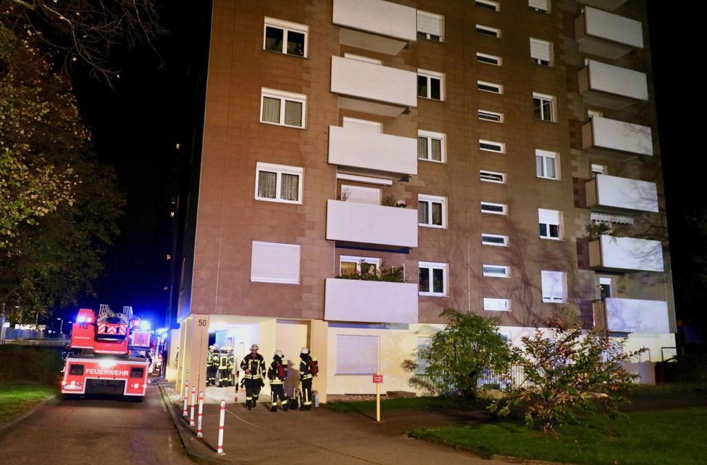 Der Brand war gegen 17.30 Uhr im vierten Obergeschoss des 14-stöckigen Hochhauses entdeckt worden.