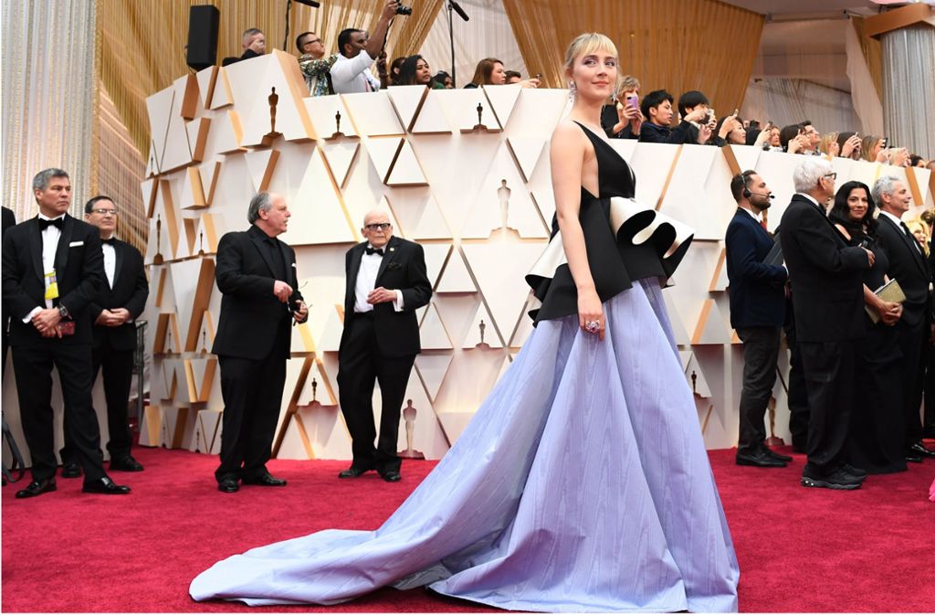 Die irische Schauspielerin Saoirse Ronan zeigte sich im Dolby Theater bei der Oscar-Verleihung in einer ziemlich ausgefallenen Gucci-Robe aus recyceltem Material. Nachhaltig muss nicht immer gleich schräg sein – wie die Kleiderwahl anderer Stars beweist.