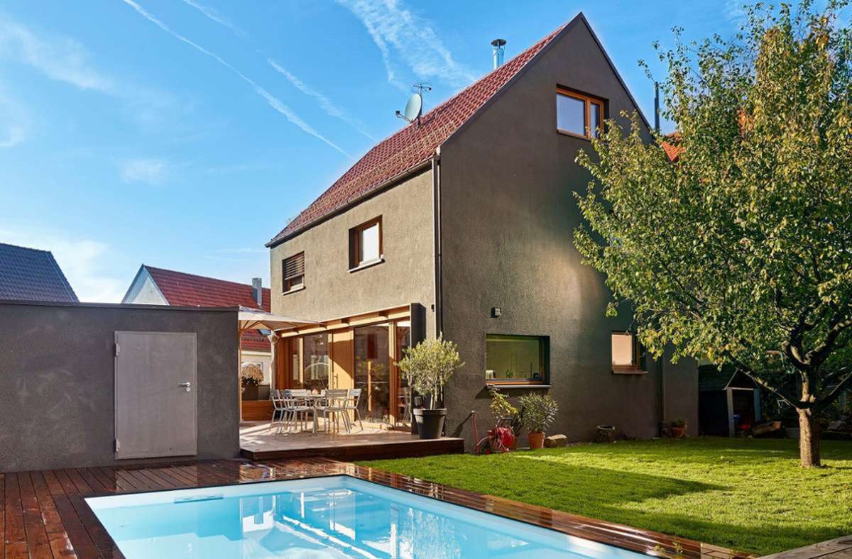 Das 140-Quadratmeter-Haus mit schwarzem Fassadenanstrich aus den 1930er Jahren in Stuttgart-Degerloch wurde von den Architekten Katrin und Thilo Holzer saniert. Seit einiger Zeit gibt’s auch noch einen Pool im Garten für die vierköpfige Familie. Das Haus ist auch das Wohnhaus der Ermittlerin der TV-Serie „Soko Stuttgart“.