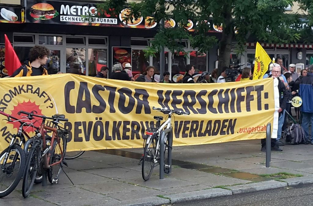 „Castor verschifft: Bevölkerung verladen“ – Atomkraftgegner protestieren in Heilbronn.