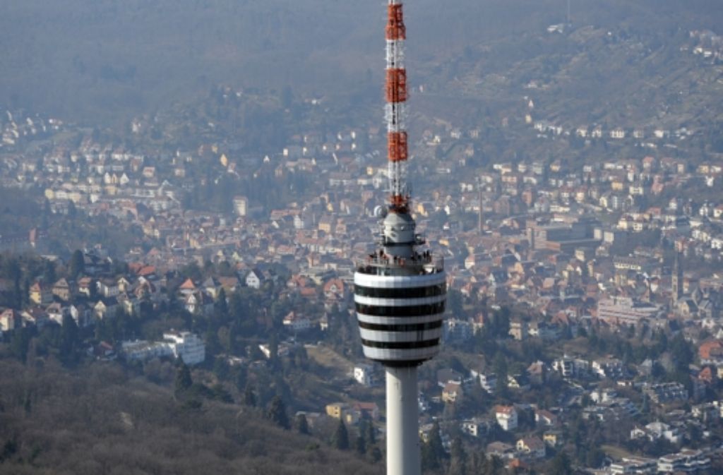 Derzeit bleibt nur der Blick von unten: der Fernsehturm ist gesperrt. Foto: dpa
