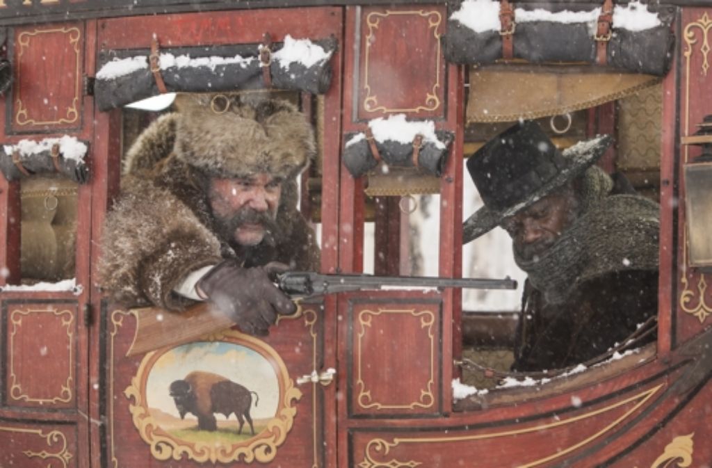 In einer Kutsche schlagen sich die Protagonisten durch den Schneesturm zur Poststation durch.