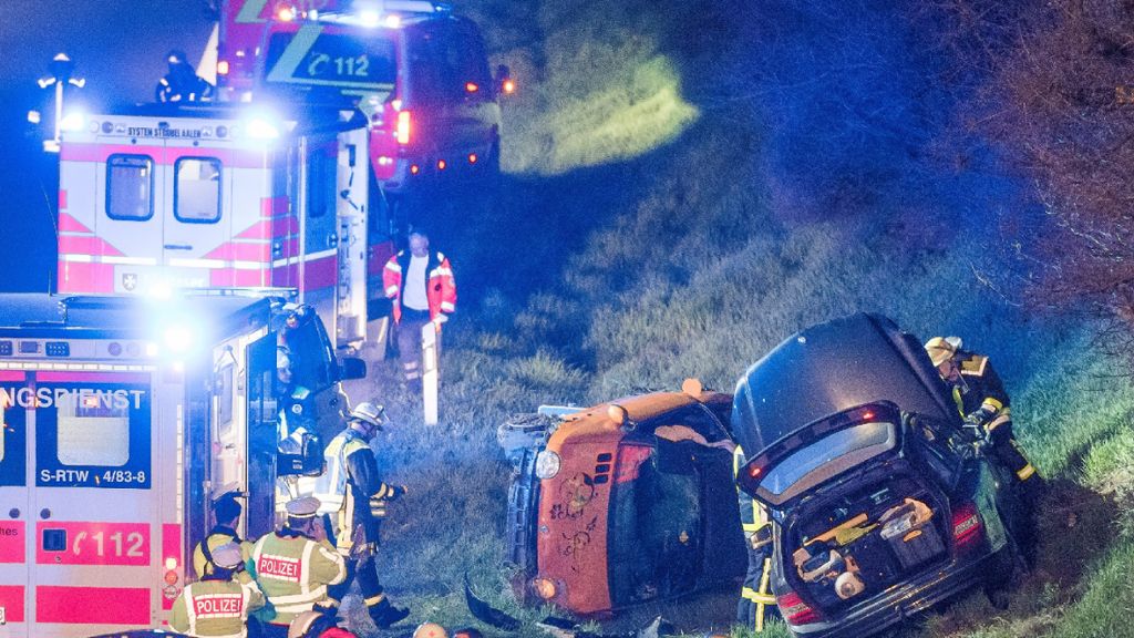 Unfall auf der A8 bei Esslingen: Twingo überschlägt sich