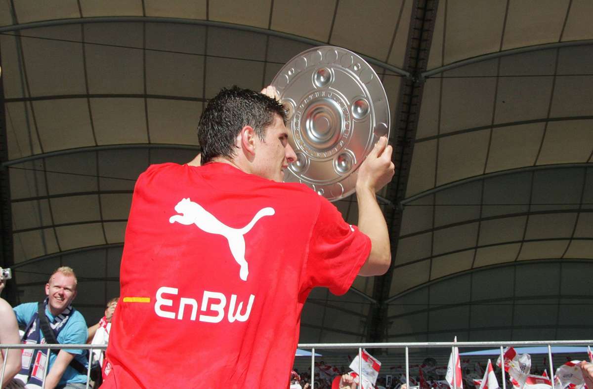 Erster großer Höhepunkt der Karriere von Mario Gomez: Im Mai 2007 gewinnt er mit dem VfB überraschend die Meisterschaft. Erst kurz vor Saisonende feiert er sein Comeback nach einer Knieverletzung. Am vorletzten Spieltag ebnet sein Tor in Bochum dem VfB den Weg zum Titel eine Woche später.
