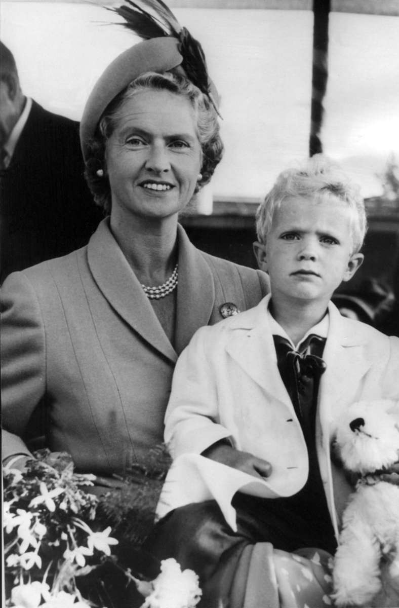 Prinz Carl Gustaf – hier mit seiner Mutter, Prinzessin Sybilla – wächst ohne Vater auf. Schon als kleinem Jungen ist dem Prinzen sehr bewusst, dass er vermutlich als sehr junger Mann den schwedischen Thron besteigen wird. 1973 ist es dann soweit: Aus dem Thronfolger wird König Carl XVI. Gustaf.