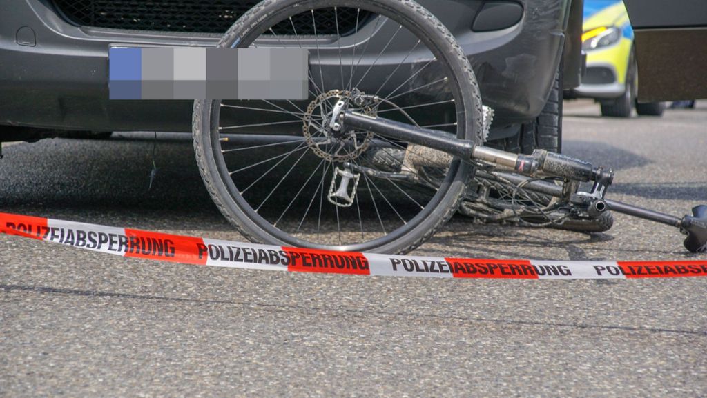 Unfall in Leinfelden-Echterdingen: Radfahrer prallt gegen Autotür