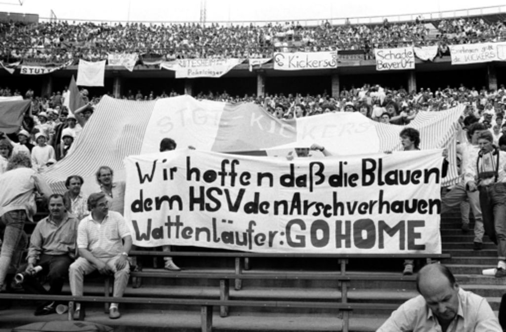 Als Zweitligist ziehen die Kickers im Jahr 1987 ins Endspiel des DFB-Pokals ein. Nachdem die Blauen im Viertelfinale den Bundesligisten Eintracht Frankfurt mit 3:1 besiegt haben, wartet im Halbfinale die Mannschaft von Fortuna Düsseldorf. Das live im Fernsehen übertragene Halbfinalspiel gewinnen die Kickers mit 3:0.