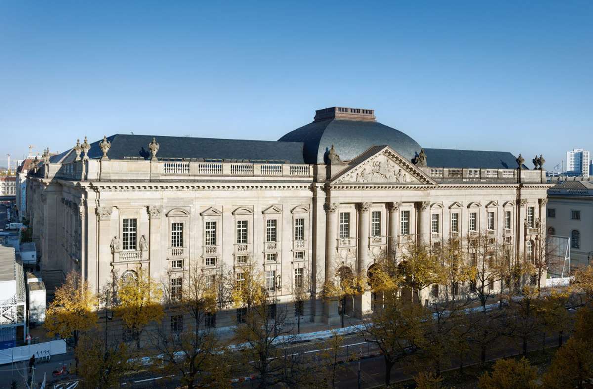 Die Staatsbibliothek Unter den Linden ist das Stammhaus der größten wissenschaftlichen Universalbibliothek in Deutschland und gehört zu den bedeutendsten Bibliotheksbauten weltweit. Die Sanierung erfolgte in zwei Bauabschnitten von 2005 bis 2019 nach Plänen des lange Jahre in Stuttgart tätigen Architekten Hans Günter Merz.