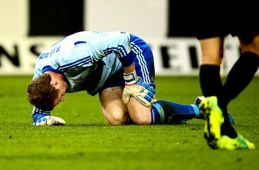 Vor zwei Jahren: Schalkes Torhüter Ralf Fährmann ließ sich am Knie operieren. Foto: dpa