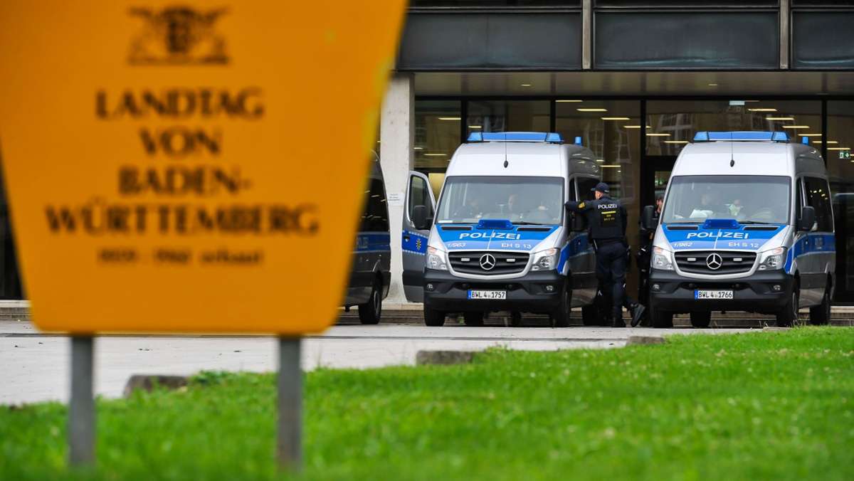 Die Polizei zeigt am Freitag in Stuttgart mit großem Aufgebot Präsenz. Die Lage am Eckensee bleibt nach den Krawallen am vergangenen Wochenende ruhig. 