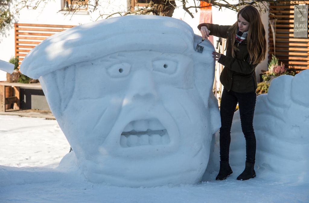 Magdalena Kammermeier verpasst Donald Trump den letzten Schliff vor der Vereidigung als 45. US-Präsident am 20. Januar. Die 18-jährige und ihr Vater Albert Kammermeier haben den eisigen Trump in ihrem Garten in tagelanger Arbeit aus Schnee erschaffen.