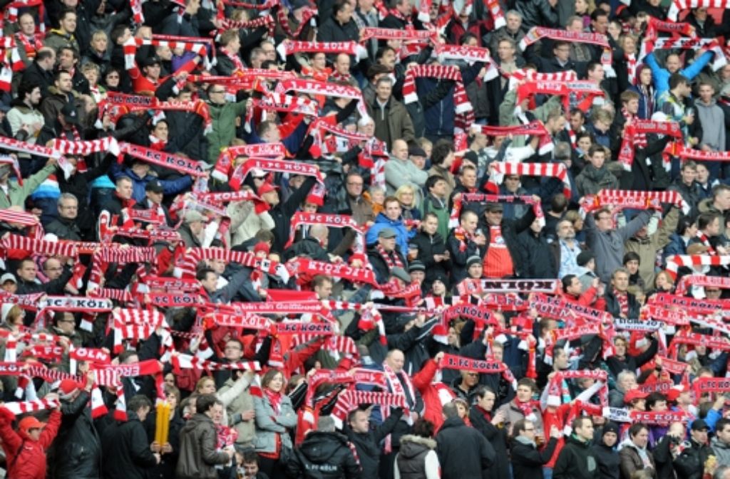 Beim 1. FC Köln begrüßen die Fans ihre Mannschaft mit der offiziellen FC-Hymne „Mer Stonn zo Dir“ von den Höhner.