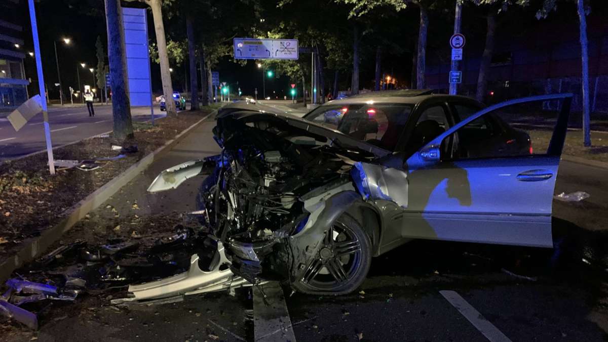 Unfall in Heilbronn: Auto prallt gegen Baum –  Fahrer verletzt sich schwer