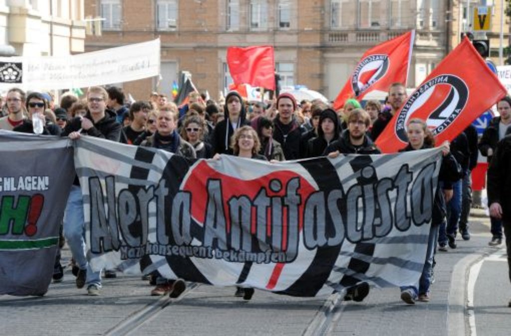 In Karlsruhe protestieren am Samstag Menschen gegen einen geplanten Aufmarsch von Rechtsradikalen. Am Rande der Demo kam es zu Auseinandersetzungen mit der Polizei. Der Aufmarsch der Rechten wurde daraufhin untersagt.