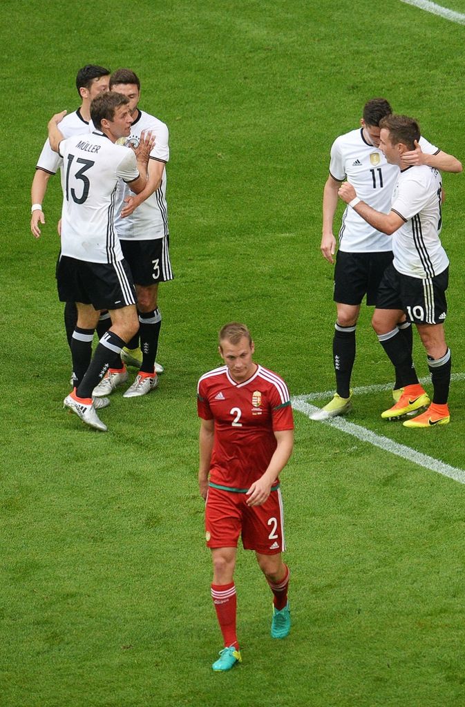 Die deutschen Spieler bejubeln das 1:0, während Eigentor-Schütze Adam Lang enttäuscht über den Rasen schleicht.