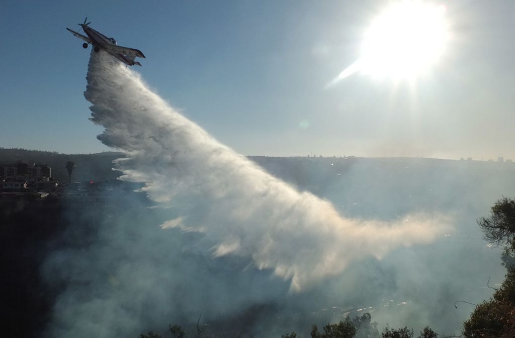 Zur Bekämpfung ausgedehnter Waldbrände kommen Löschflugzeuge zum Einsatz.