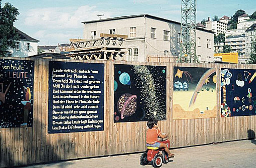 Ein buntes Treiben herrscht am Bauzaun. Stuttgarter Kinder malen in Vorfreude auf die Fertigstellung der Sternenwelt, was ihnen zum Thema Weltall einfällt. Derweil nehmen die Pläne des Stuttgarter Architekten ...