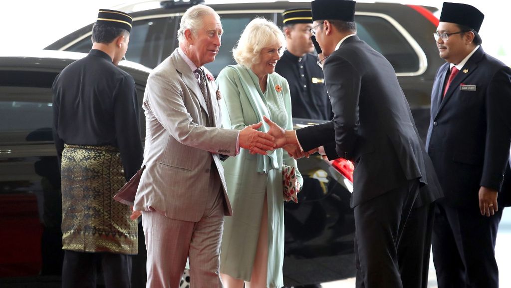  Prinz Charles, Sohn von Königin Elizabeth II. und seine Frau Camilla sind elf Tage auf Asienreise. Neben Malaysia werden sie noch in Indien erwartet – und hinterlassen einen Eindruck, quasi wortwörtlich. 