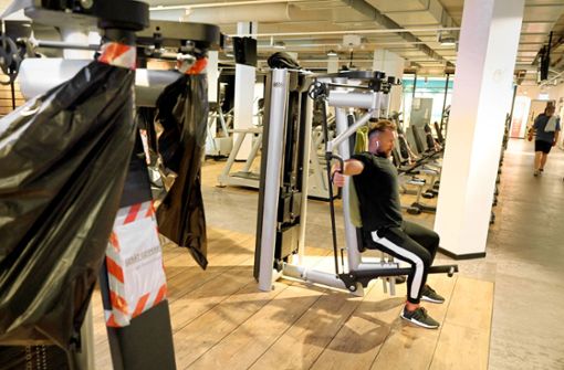 Es kann wieder trainiert werden, hier in einem Stuttgarter Studio – doch von Normalität ist die Fitnessbranche weit entfernt. Foto: dpa/Bernd Weißbrod