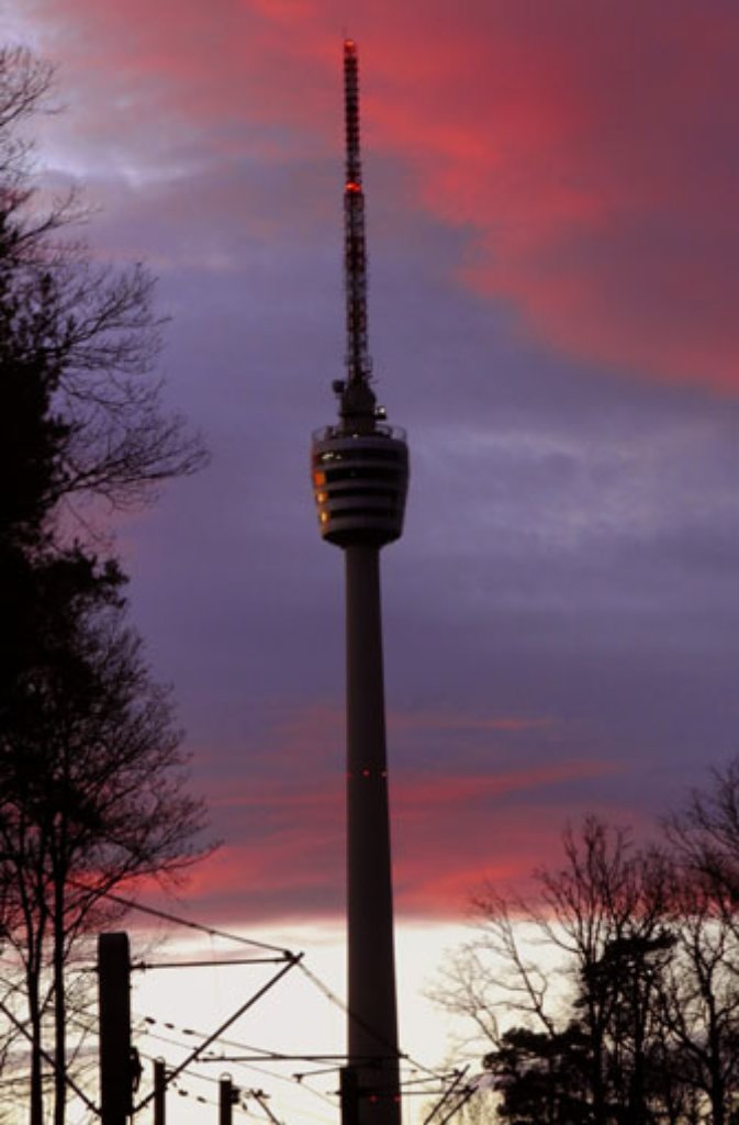 Jeder kennt ihn zwar, doch er darf in einer solchen Bildergalerie einfach nicht fehlen. Der Stuttgarter Fernsehturm ist wohl das bekannteste Wahrzeichen der Stadt und mit seinem weiten Rundumblick nicht zu überbieten. Die "Nadel" lohnt immer wieder einen Abstecher auf die Waldau. Fast drei Jahre mussten Besucher allerdings auf den grandiosen Blick verzichten. Kurz vor Ostern 2013 hatte die Stadt den Turm aus Brandschutzgründen geschlossen. Ende Januar 2016 wurde der Turm dann nach einer Investition von insgesamt rund 1,8 Millionen Euro feierlich wiedereröffnet.