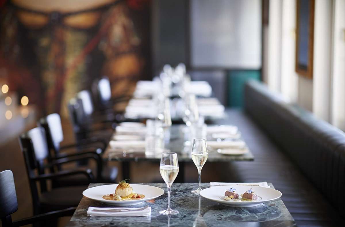 Man speist ganz entspannt im Bistrobereich. Oder auch im Restaurant, wo die Tische weiß eingedeckt sind.