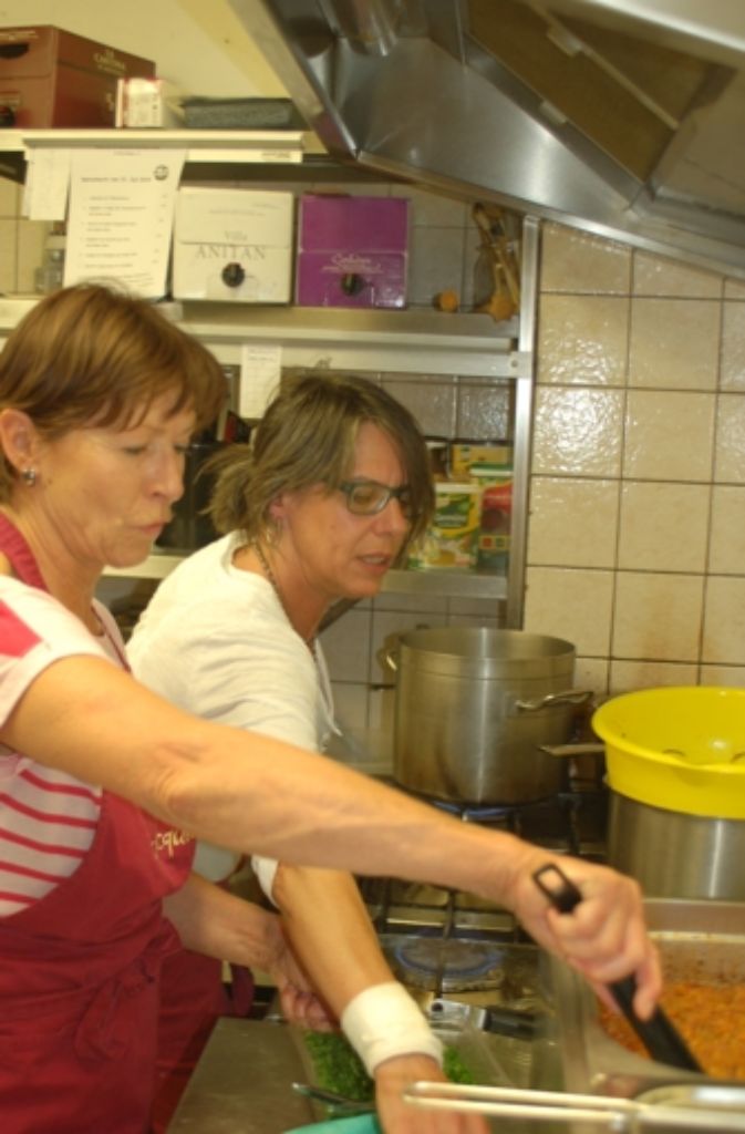 Die Küchencrew um Jutta Jähnichen (rechts) in ihrem Element.