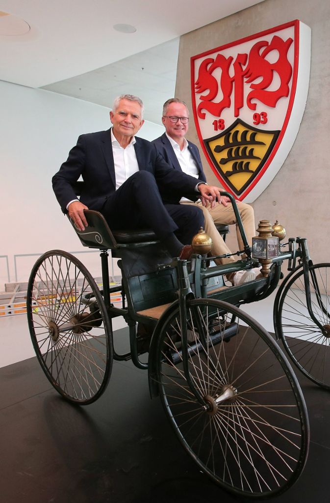 ... die VfB-Präsident Wolfgang Dietrich (links) und Christian Boucke, Leiter von Mercedes-Benz Classics, hier hautnah erleben.