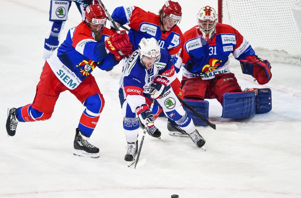 KHL: Die russische Eishockey-Liga firmiert international unter der englischen Bezeichnung Kontinental Hockey League (KHL), sie ist die höchste Spielklasse des Landes mit aktuell 27 Mannschaften, an der allerdings auch Teams aus anderen Staaten teilnehmen, so wie hier Jokerit Helsinki aus Finnland – und mit den Kunlun Red Star allerdings sogar ein Verein aus der chinesischen Hauptstadt Peking. Die Liga ist aufgrund der Größe der Fläche in vier Divisionen aufgeteilt, an deren Gruppenhase sich die Play-offs anschließen.