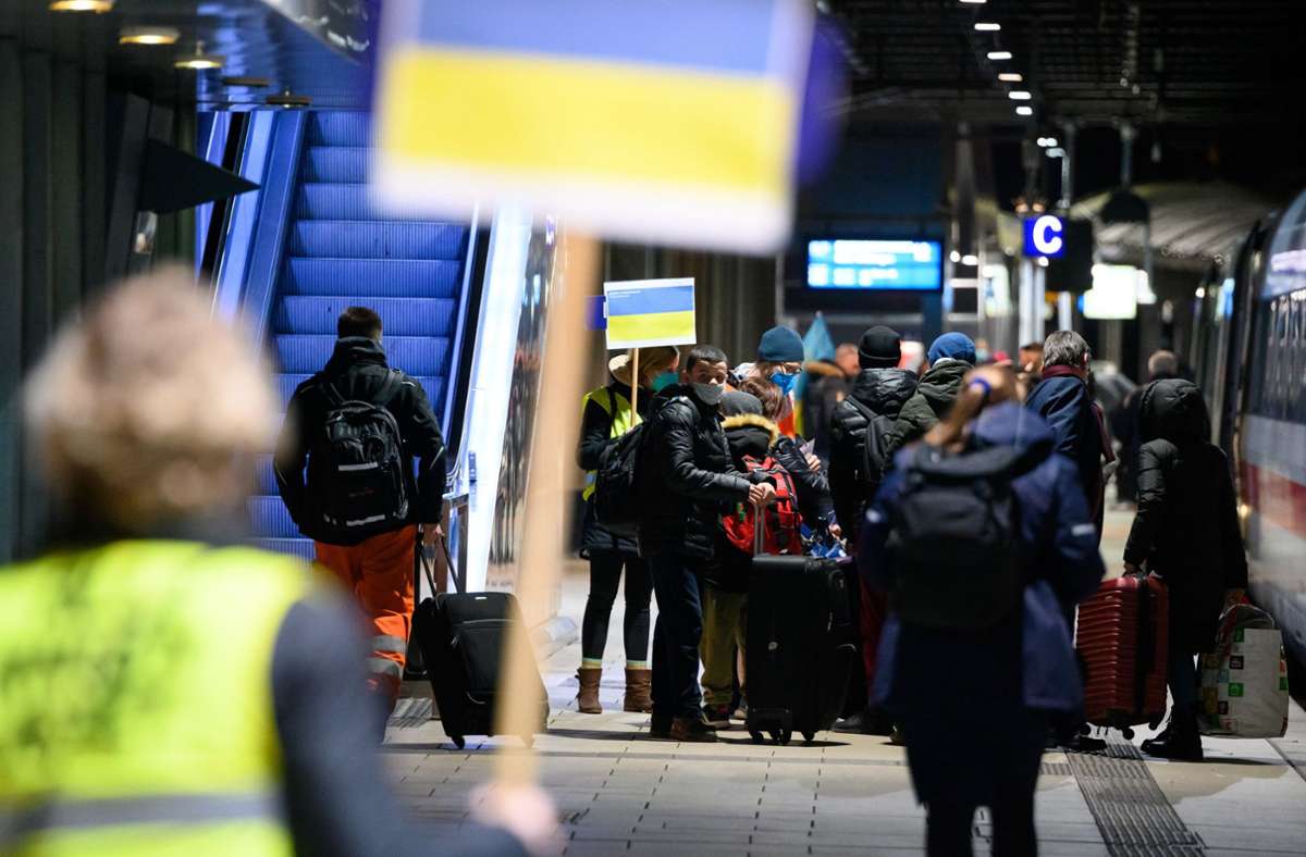 Einige Geflüchtete sind am Hauptbahnhof in Hamburg angekommen und werden von Ehrenamtlichen mit Schildern empfangen.