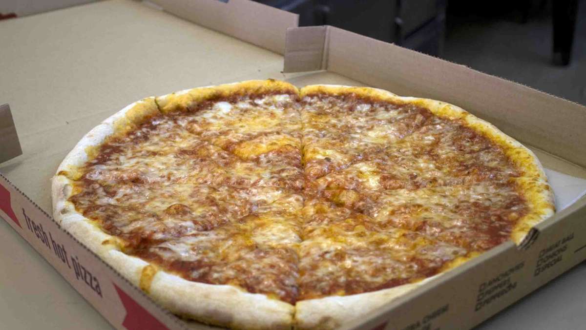  Eine Pizza mit Salami-Belag in Hakenkreuz-Form sorgt derzeit weltweit für Schlagzeilen. Die böse Überraschung erlebte ein Paar aus den USA. Das verantwortliche Unternehmen zieht Konsequenzen. 